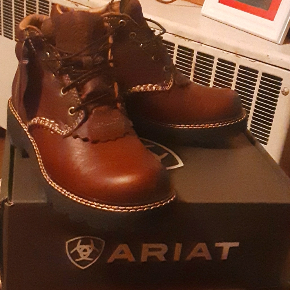 BNWT Size 7.5 Ariat winter boots